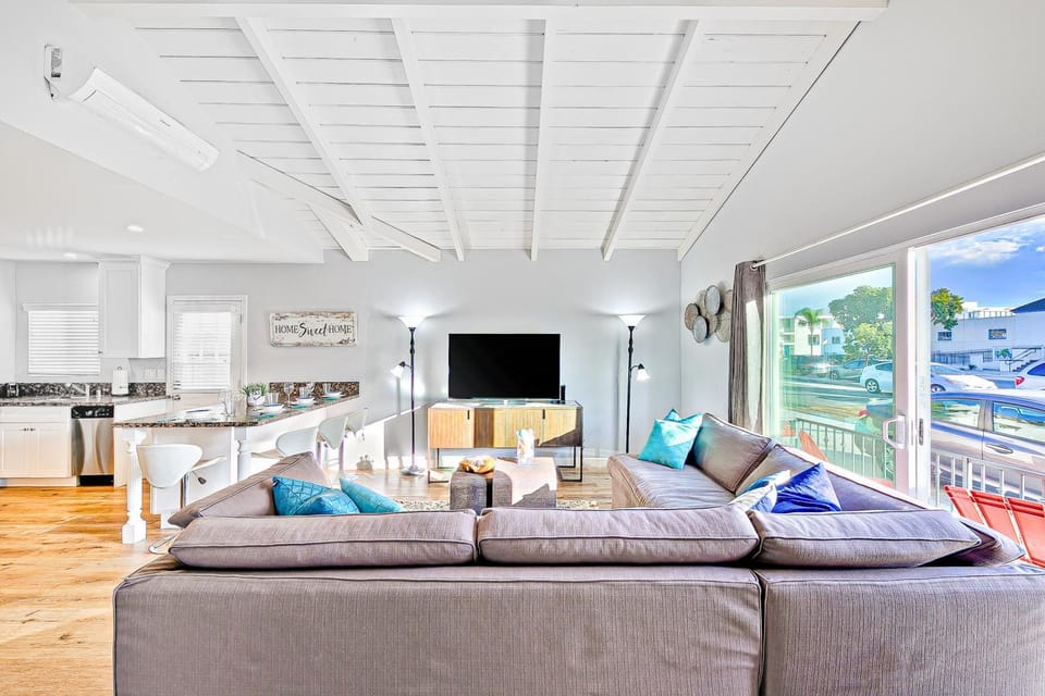 Cozy 3 Bedroom Across from Playground on the Beach House in Balboa Peninsula