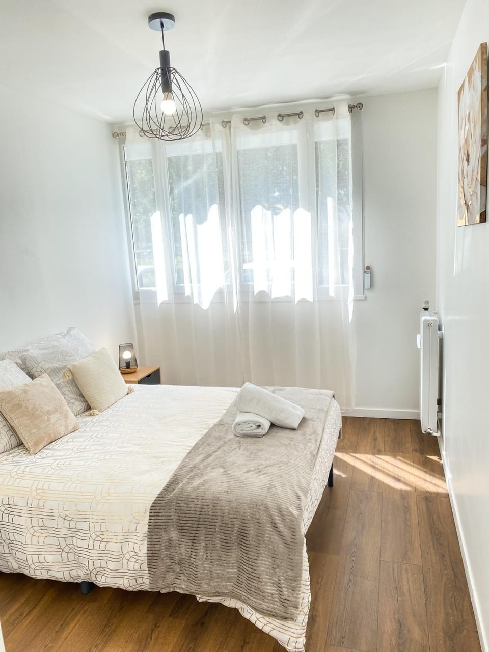 Photo of the whole room, Bedroom
