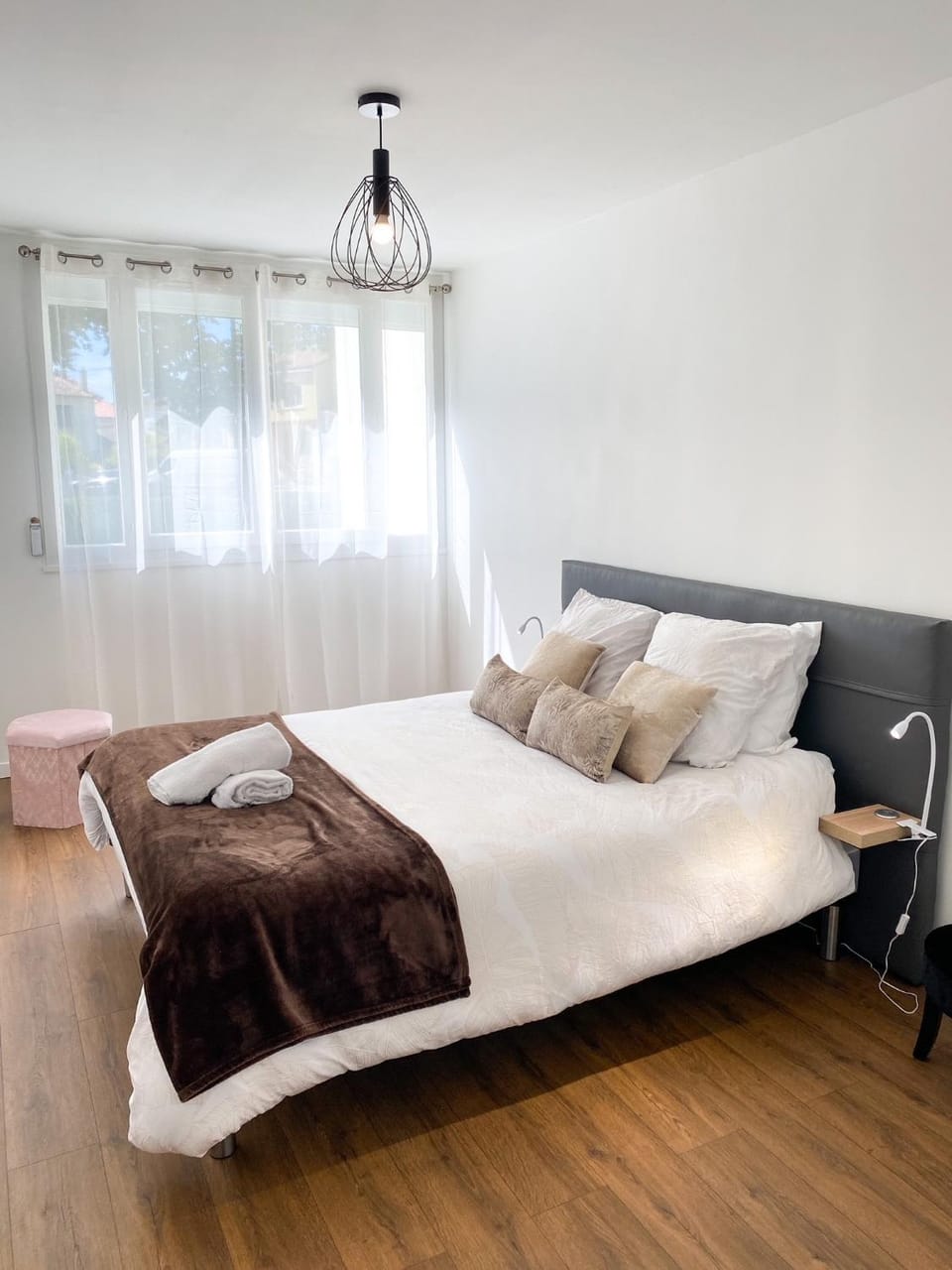 Photo of the whole room, Bedroom