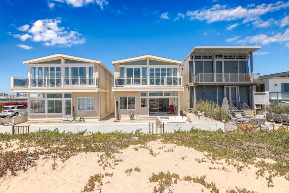 Brand New 3 Bedroom Upper-Level Oceanfront Home House in Newport Beach