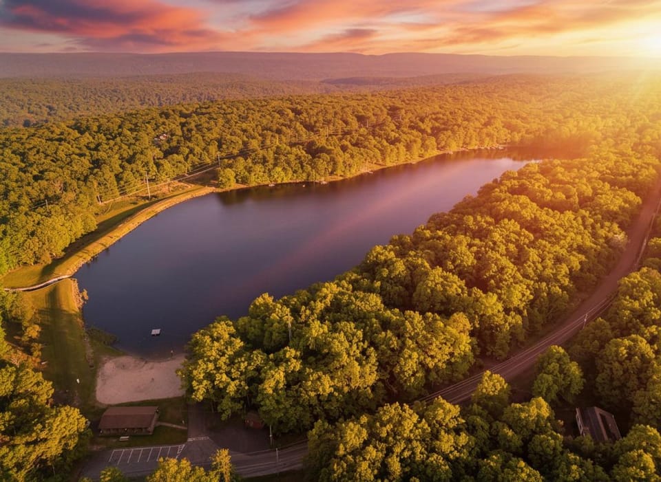 Summer Deal! Lakefront, Hot Tub, Pets House in Pocono Mountains