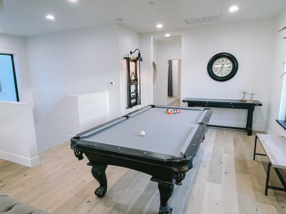 Billiard, Game Room