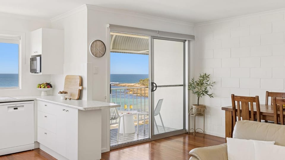 Kitchen or kitchenette, Sea view