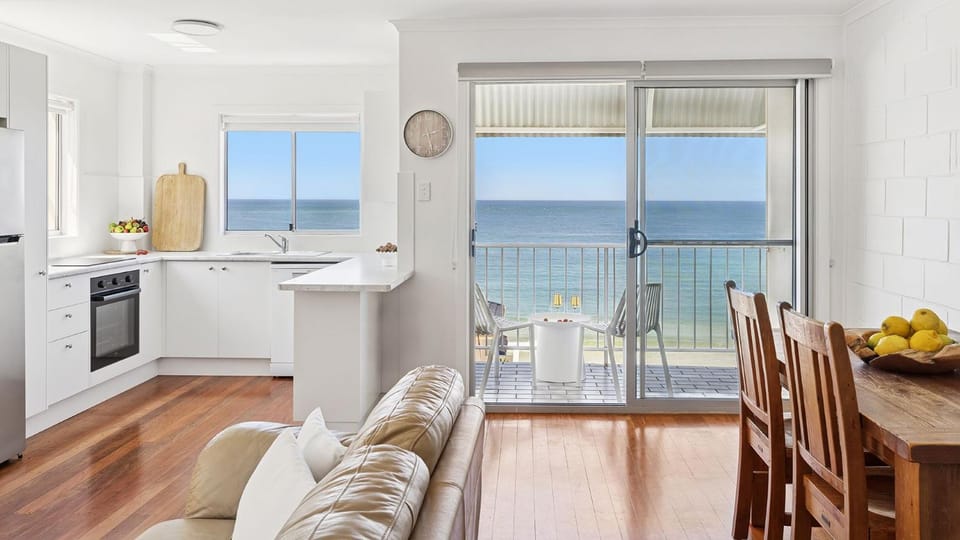 Balcony/Terrace, Kitchen or kitchenette, Living room, Seating area, Sea view, oven, stove