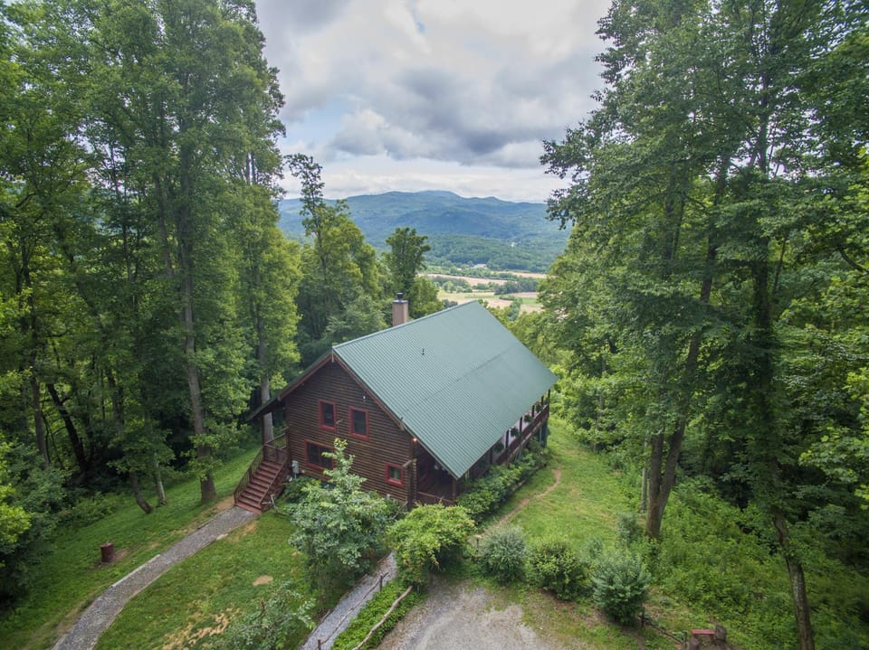 Shadow Ridge Retreat Pet Friendly and Views House in Buncombe County