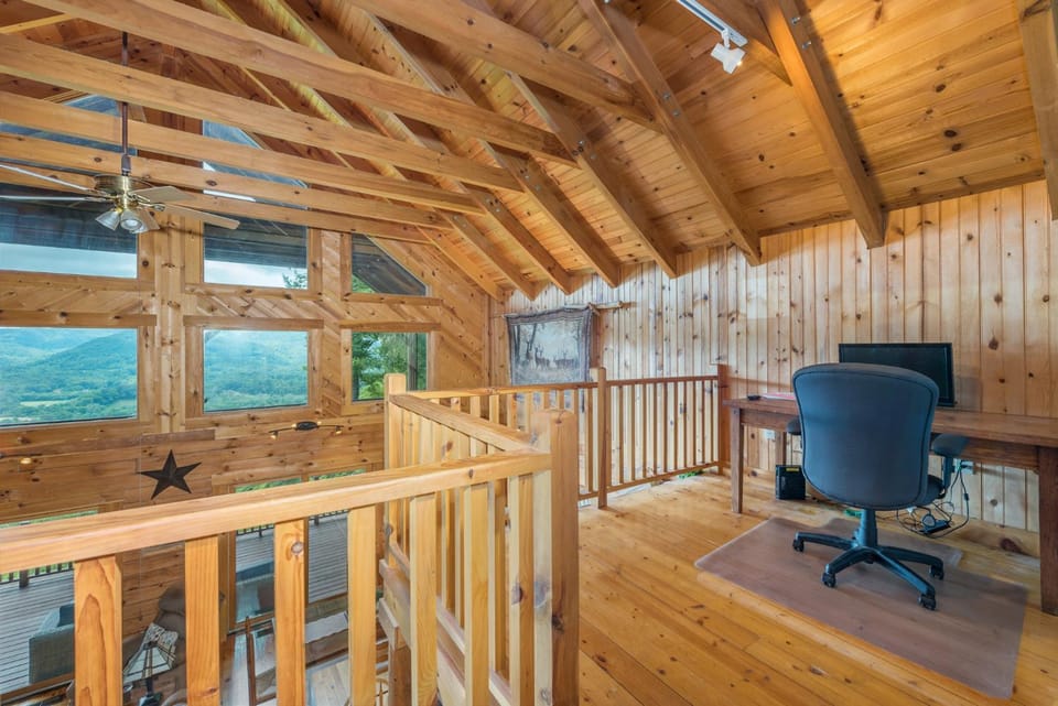 Shadow Ridge Retreat Pet Friendly and Views House in Buncombe County