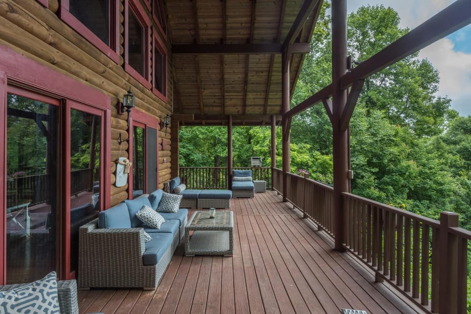 Shadow Ridge Retreat Pet Friendly and Views House in Buncombe County