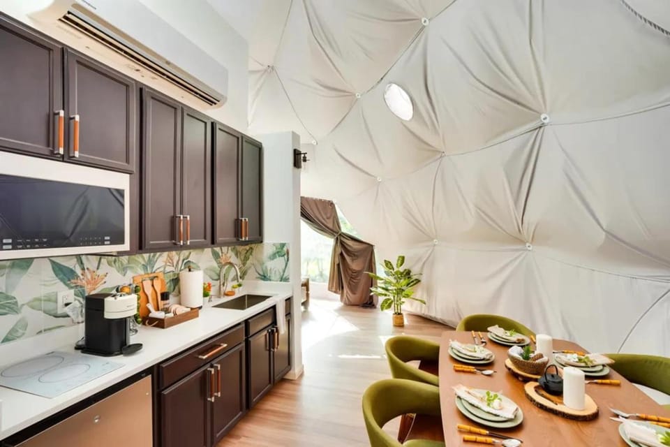 Coffee/tea facilities, Kitchen or kitchenette, Dining area, minibar