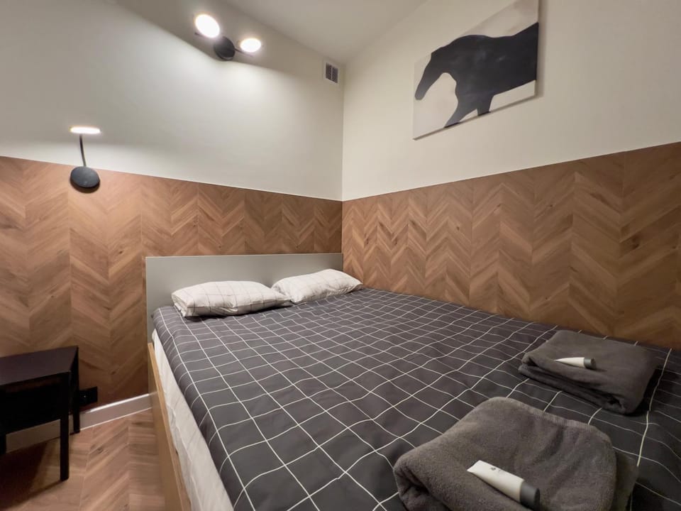 Bed, Bedroom, towels
