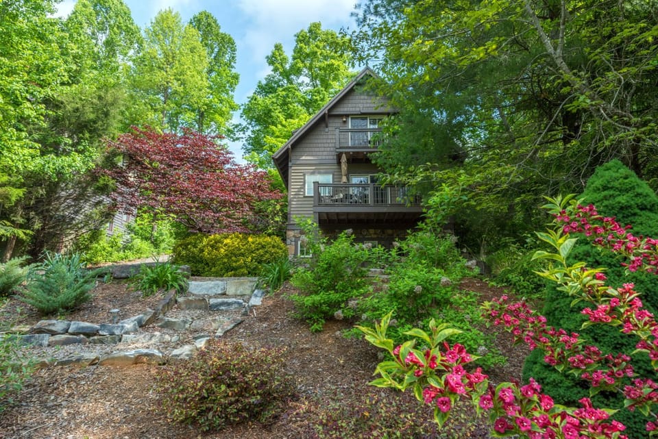 Sparrow Cottage Charming Arts & Crafts Cottage House in Black Mountain