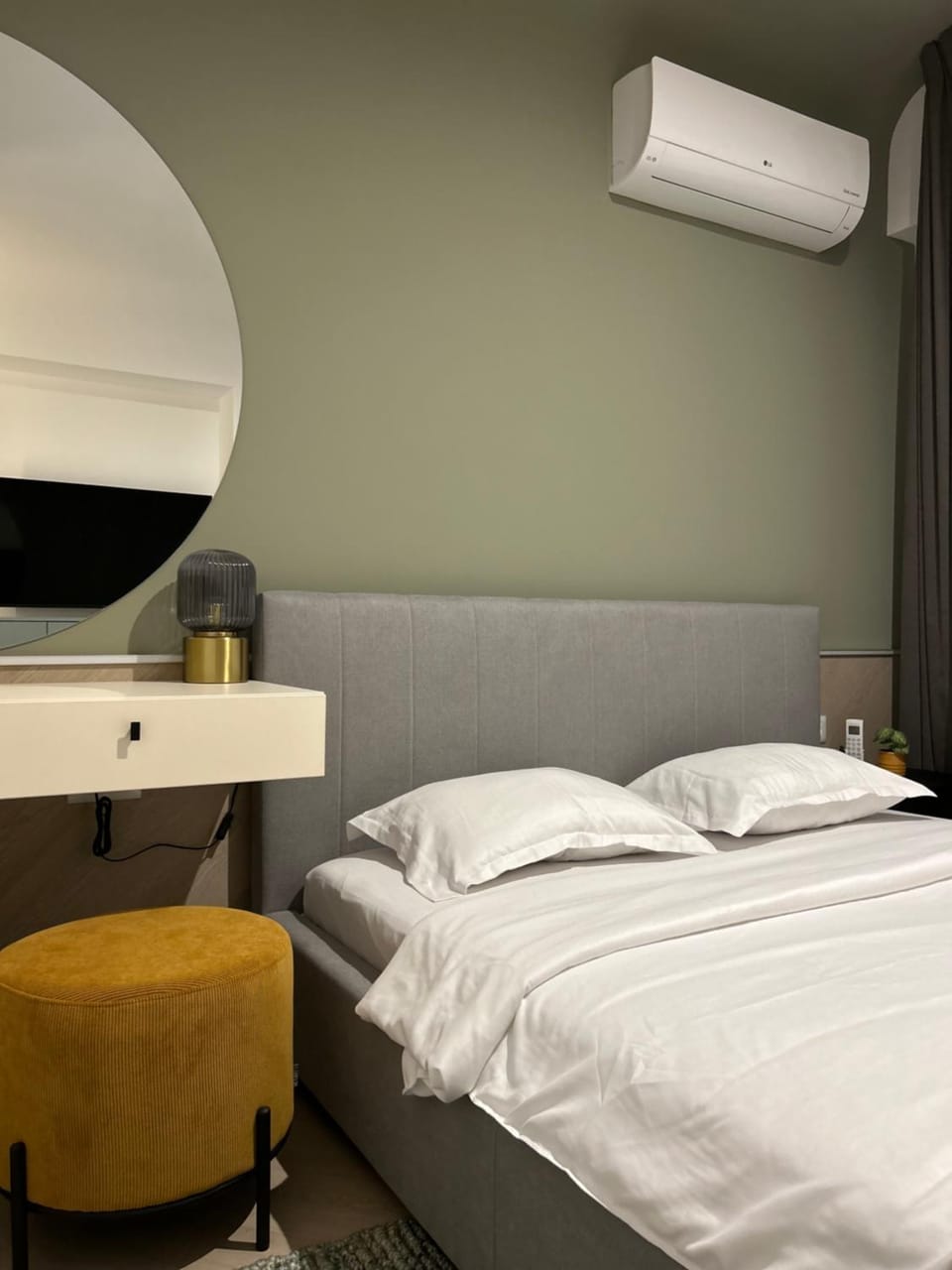 Bedroom, air conditioner