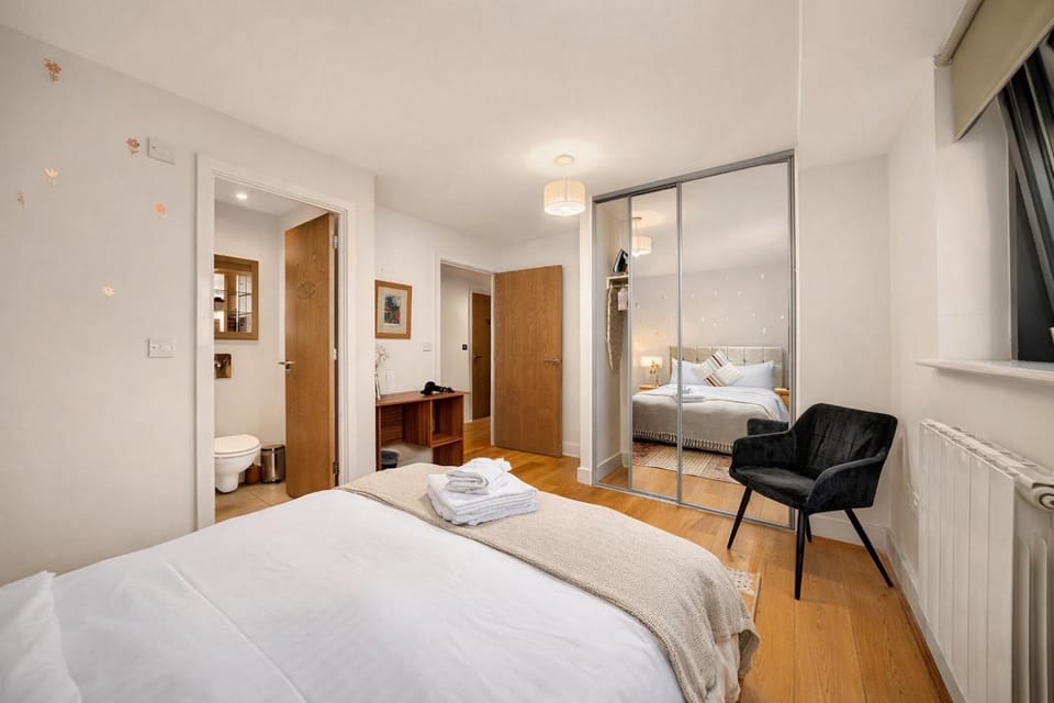 Thames view apartment south quay-Canary Wharf-O2 -excel-royal Victoria Apartment in London