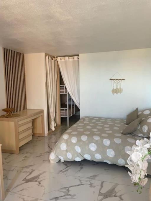 Bed, Living room