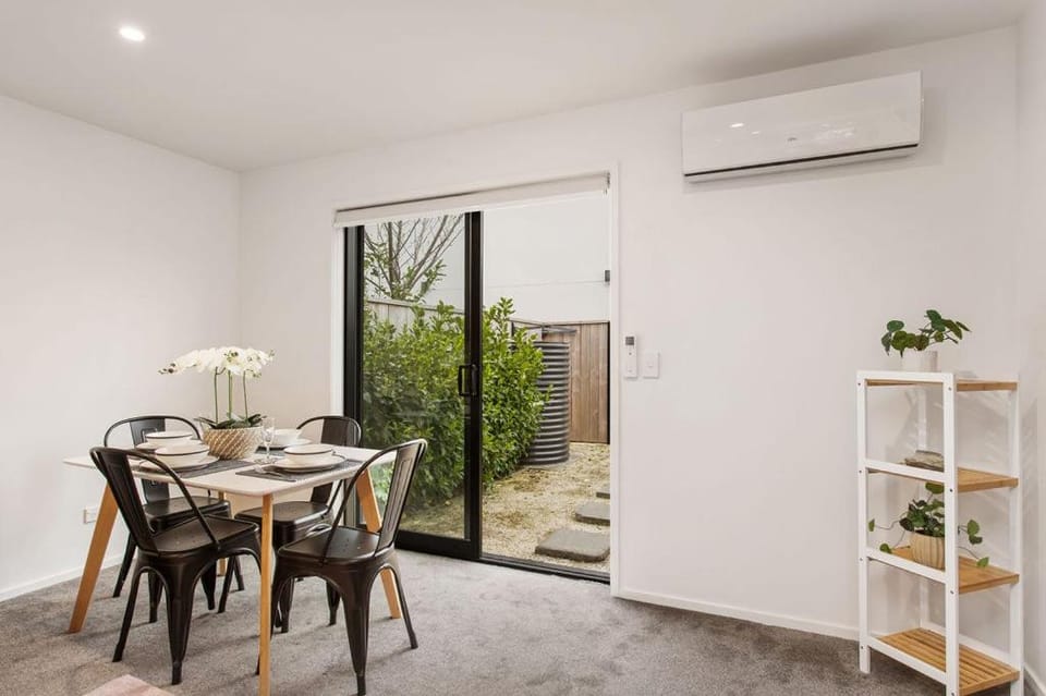 Light & Spacious 2Bdrm Townhouse Off Street Park Apartment in Christchurch