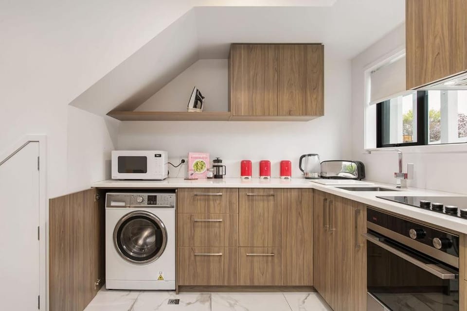 Light & Spacious 2Bdrm Townhouse Off Street Park Apartment in Christchurch