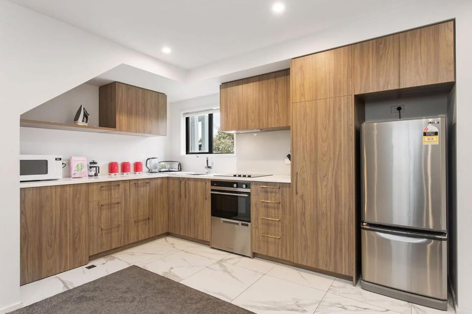 Light & Spacious 2Bdrm Townhouse Off Street Park Apartment in Christchurch