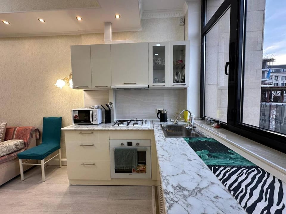 Kitchen or kitchenette, microwave, oven, kitchen