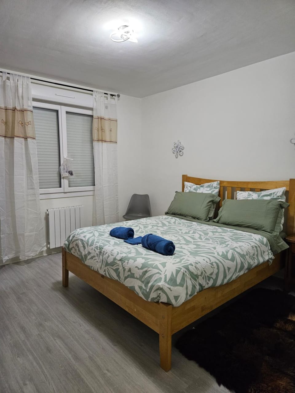 Bed, Bedroom, towels