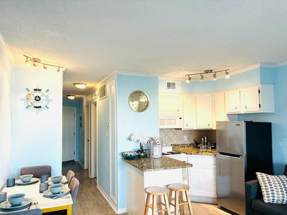 Kitchen or kitchenette, Dining area, minibar