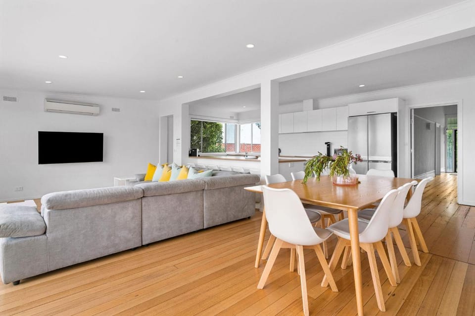 Living room, Seating area, Dining area, air conditioner