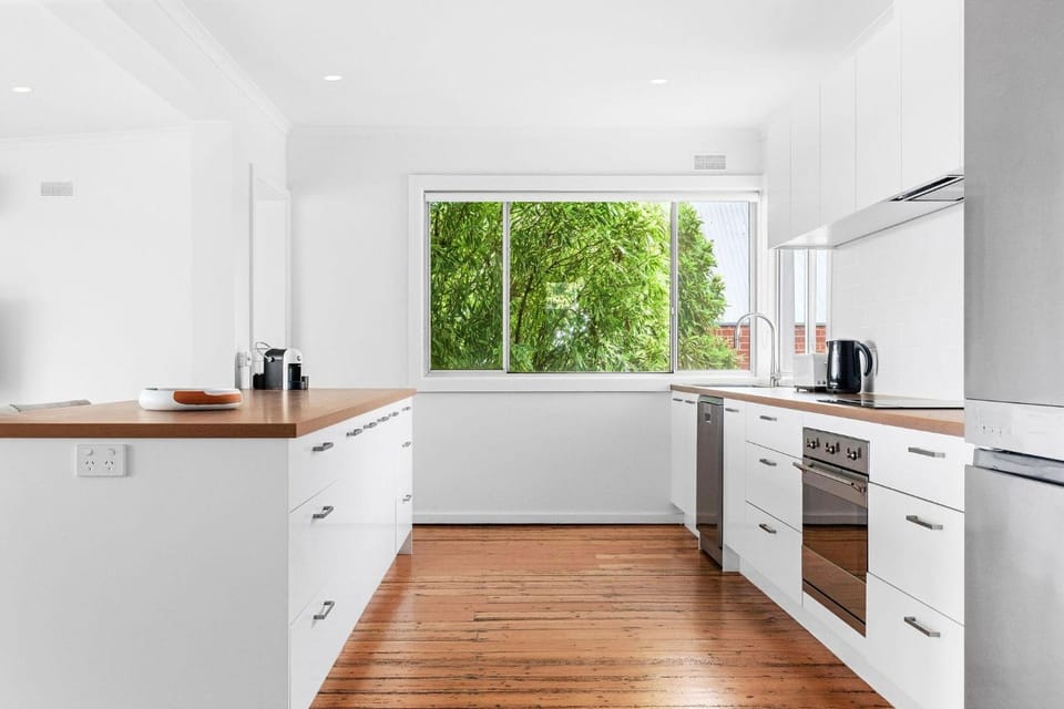 Coffee/tea facilities, Kitchen or kitchenette, dishwasher, oven, stove, toaster