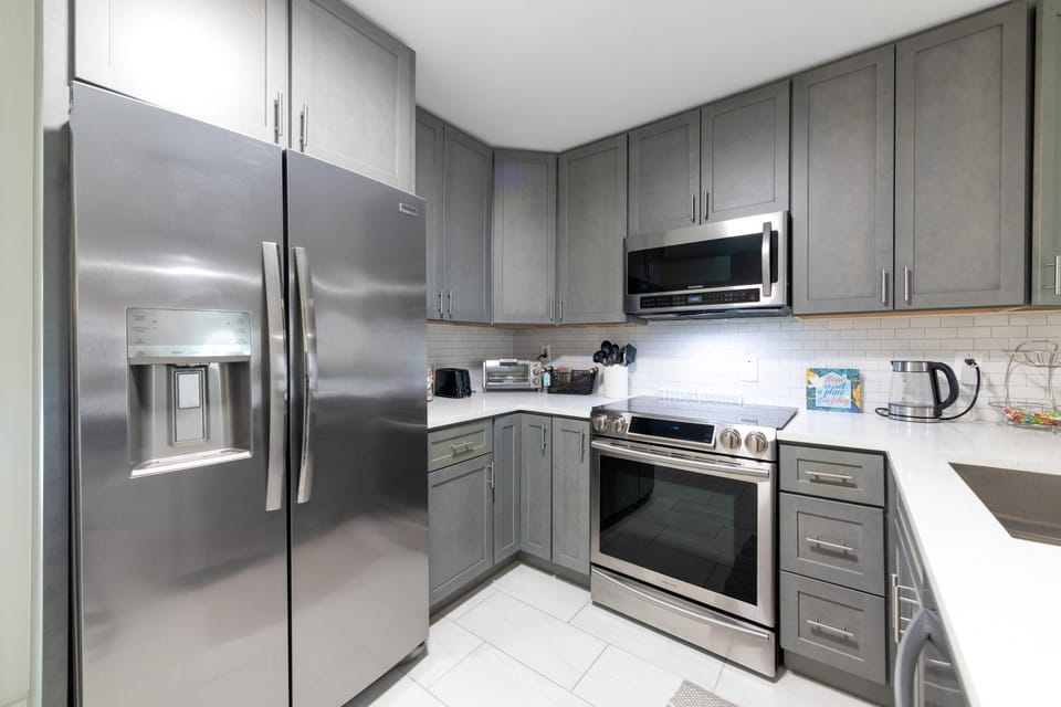 Kitchen or kitchenette, Breakfast, microwave, oven, stove, kitchen