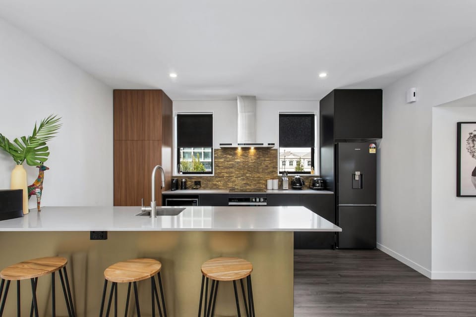 Simply The Best CBD 3 Mins Plus Garage Apartment in Christchurch