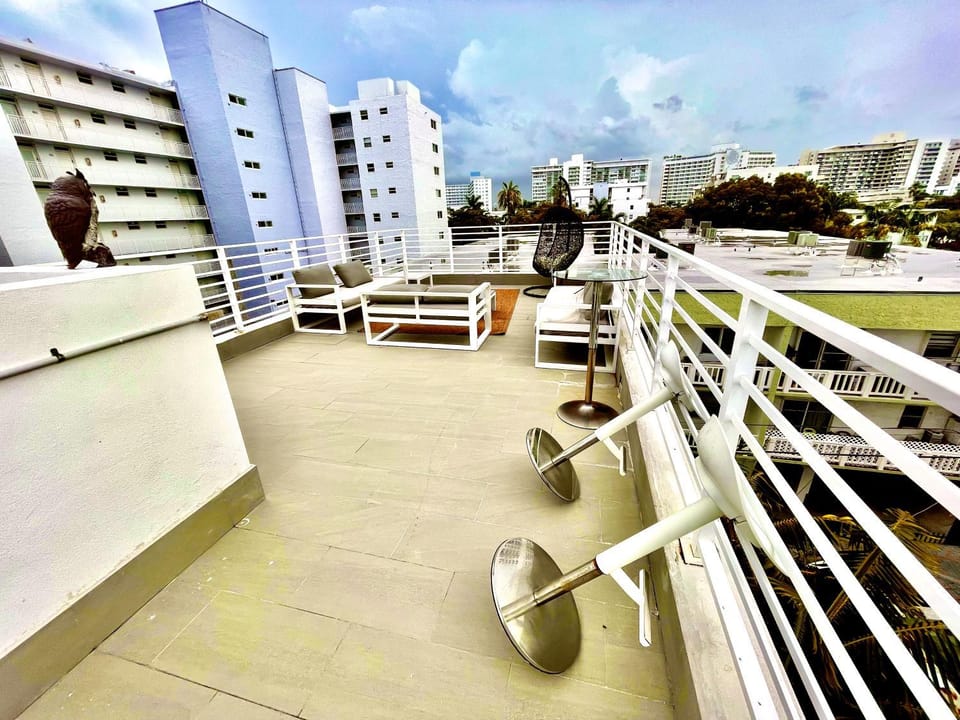 16 GUESTS LUXURIOUS SOUTH BEACH SUITE WITH ROOFTOP 2 Apartment in Flamingo Lummus