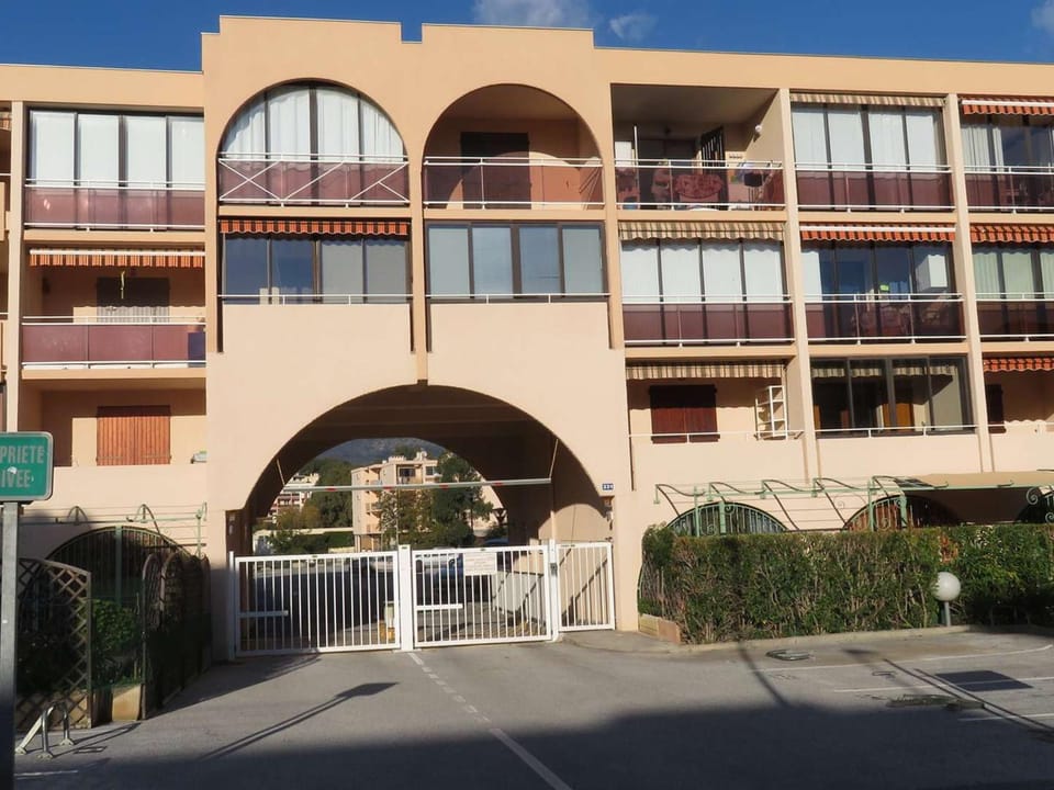 T2 rénové climatisé avec jardinet à 400m des plages - FR-1-610-97 Apartment in Bormes-les-Mimosas