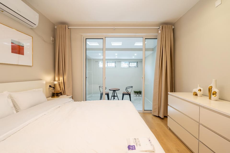 Bed, Photo of the whole room, Bedroom, air conditioner
