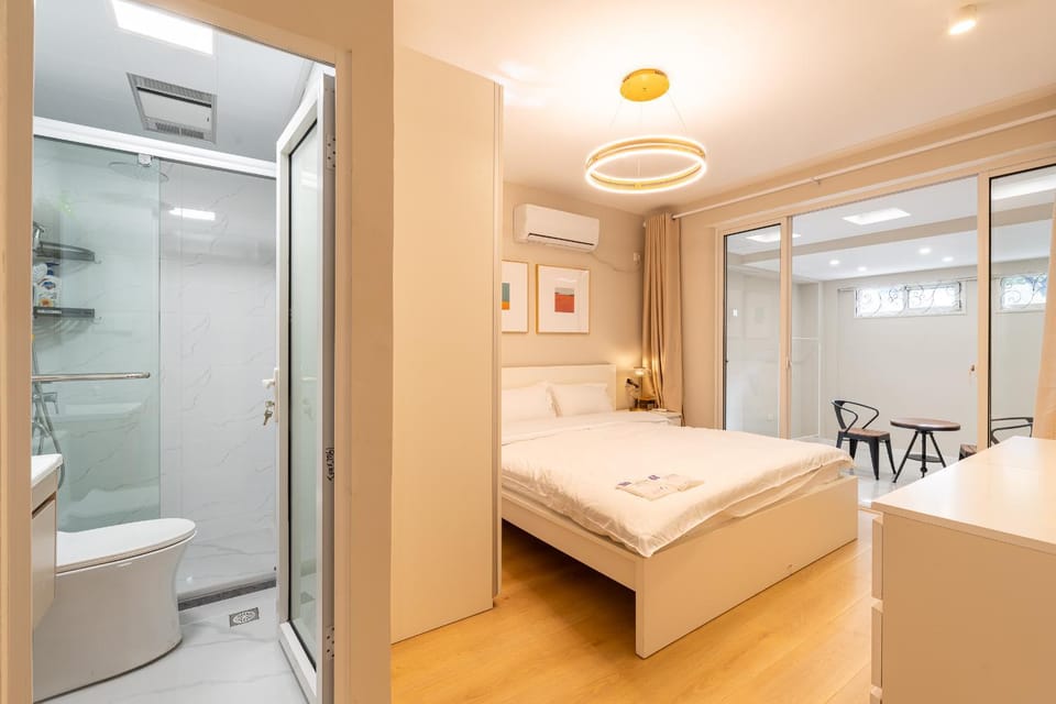 Shower, Toilet, Bed, Bathroom, Photo of the whole room, Bedroom, air conditioner