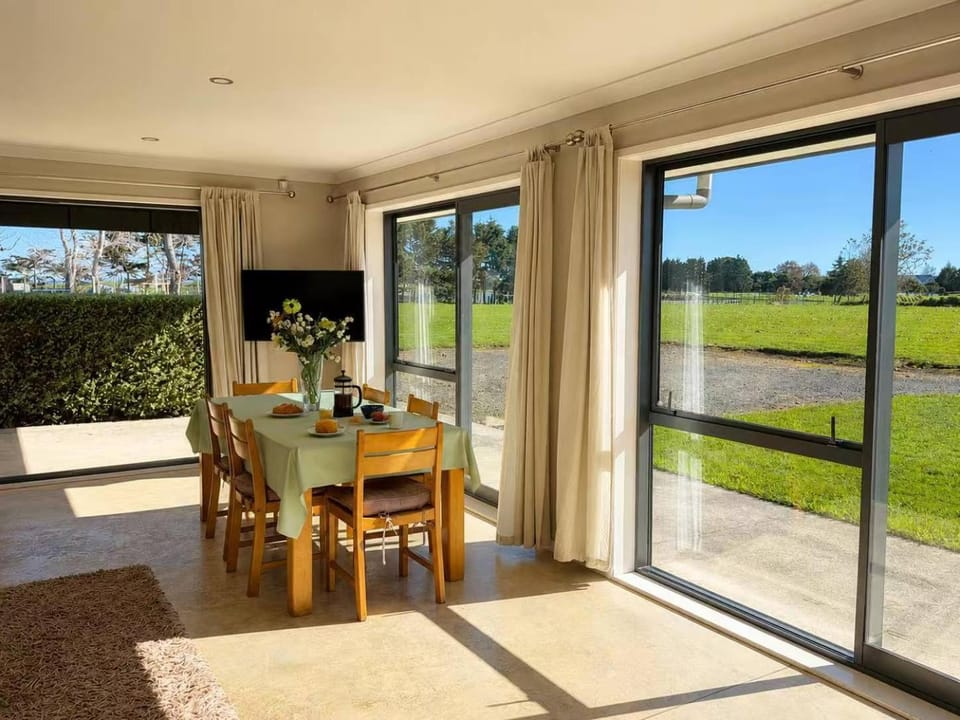 Patio, Garden, View (from property/room), Living room, Seating area, Dining area, Garden view