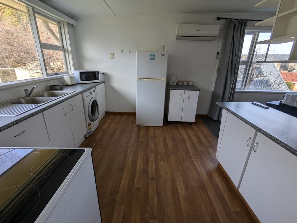 Bayley 1 - Walk to city from 2 bedroom apartment with city and mountain views Apartment in Hobart