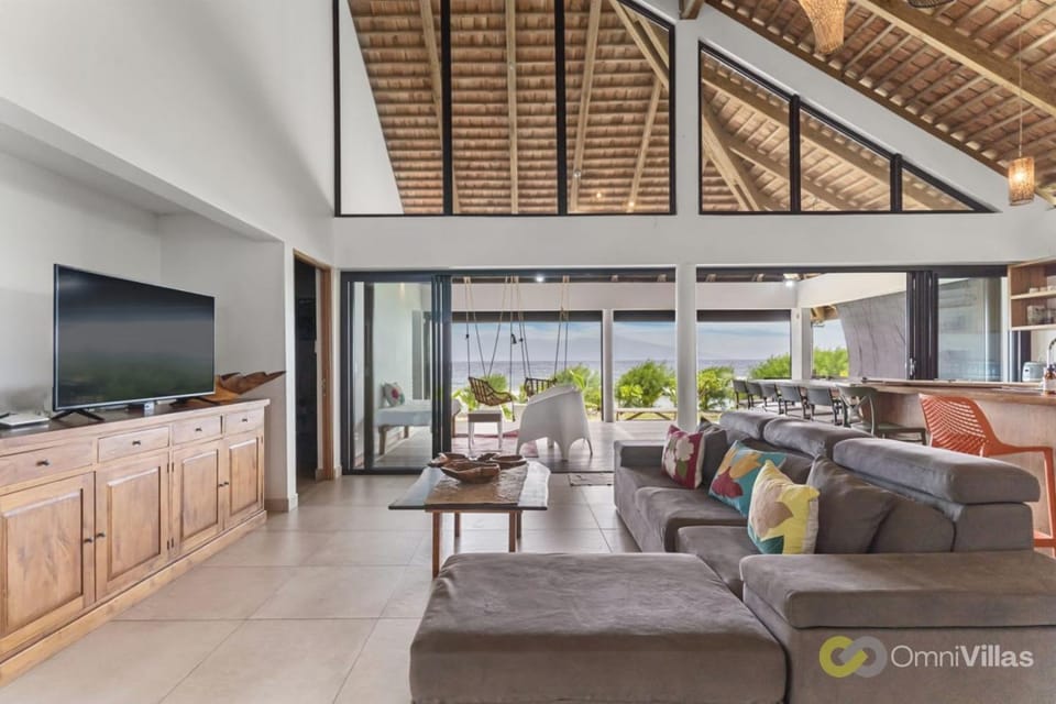 Coastal Bliss: 1BR Bungalow by the Sea in Moorea House in Moorea-Maiao