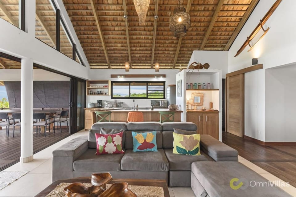 Coastal Bliss: 1BR Bungalow by the Sea in Moorea House in Moorea-Maiao
