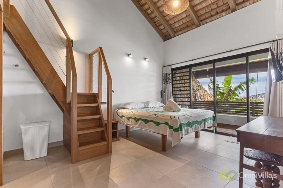 Shoreline Haven: 1BR Bungalow by the Sea in Moorea House in Moorea-Maiao