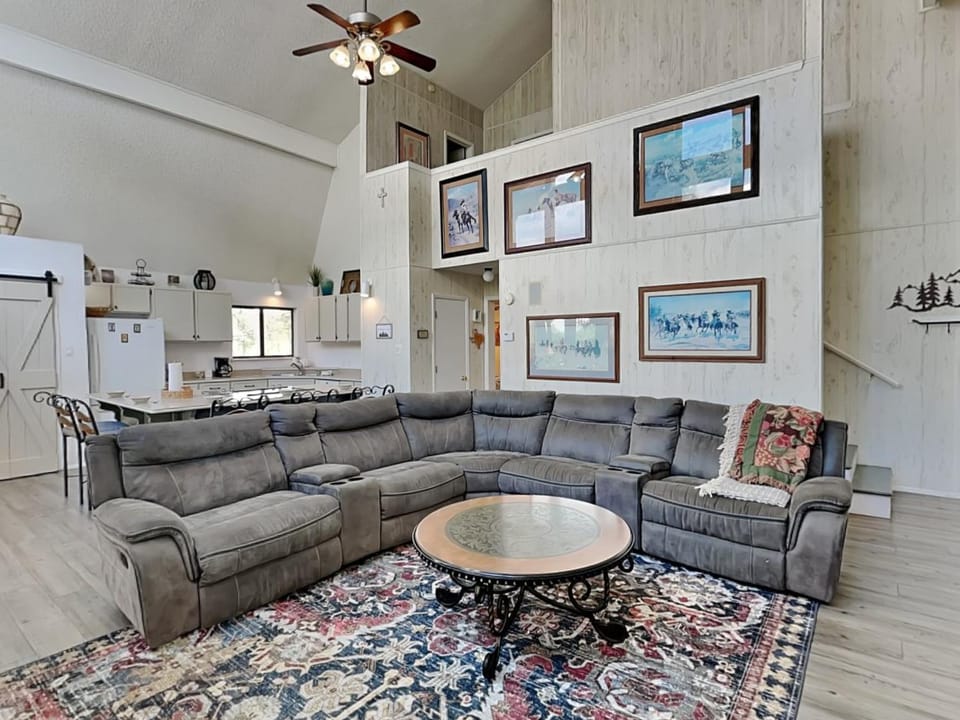 TV and multimedia, Kitchen or kitchenette, Living room, Seating area, furniture