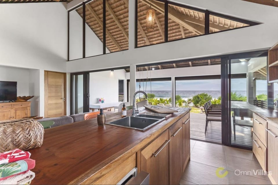 Seaside Paradise: 6BR Beachfront Haven in Moorea House in Moorea-Maiao