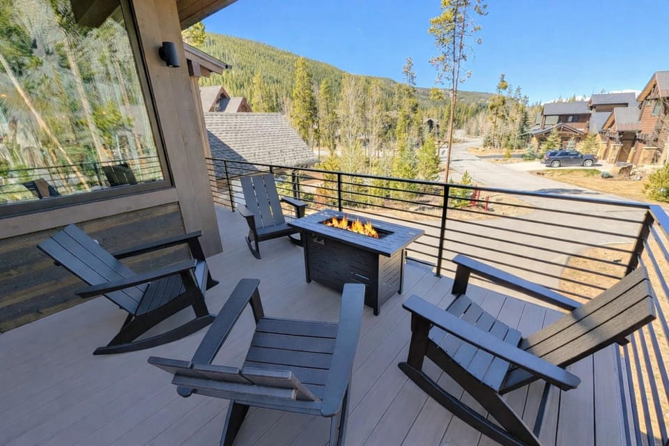 Patio, Day, Balcony/Terrace, Seating area, Mountain view, fireplace