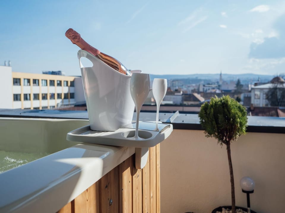 Day, Natural landscape, View (from property/room), Balcony/Terrace, Food and drinks, Dining area, Food, City view