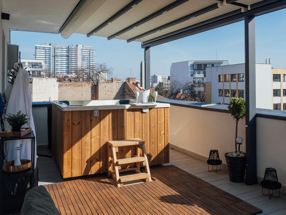 Patio, Day, Hot Tub, View (from property/room), Balcony/Terrace, Dining area, Guests, group of guests