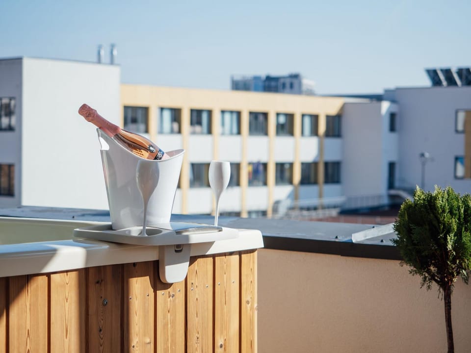 Day, View (from property/room), Balcony/Terrace, Food and drinks, Dining area, Drinks