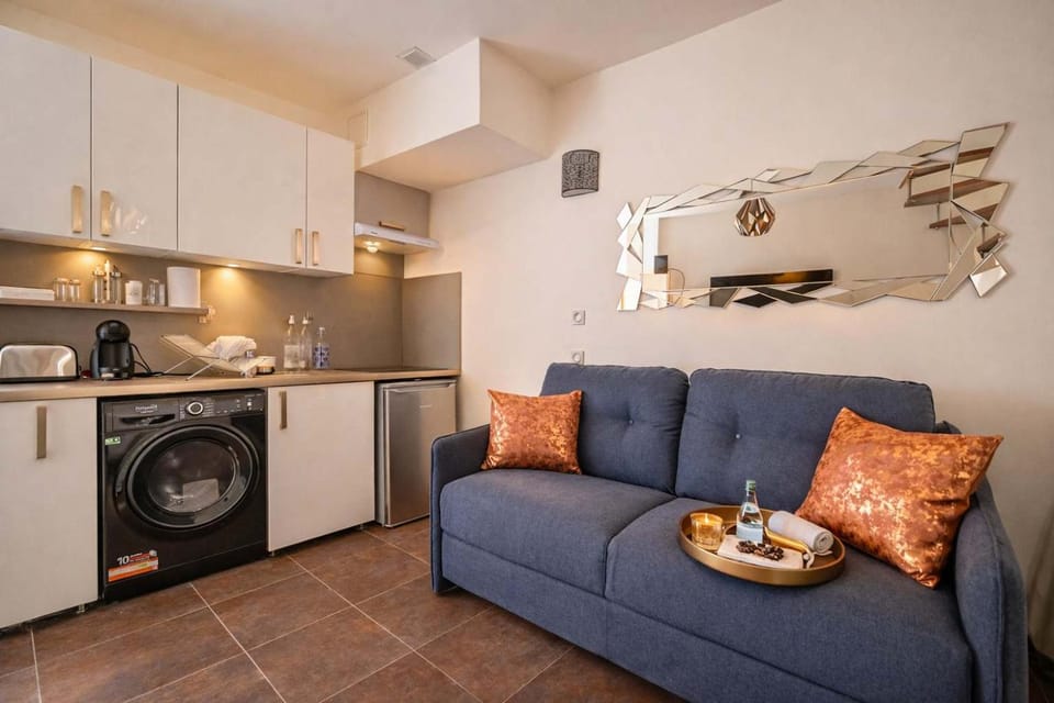 Kitchen or kitchenette, Living room, Seating area, Dining area, stove