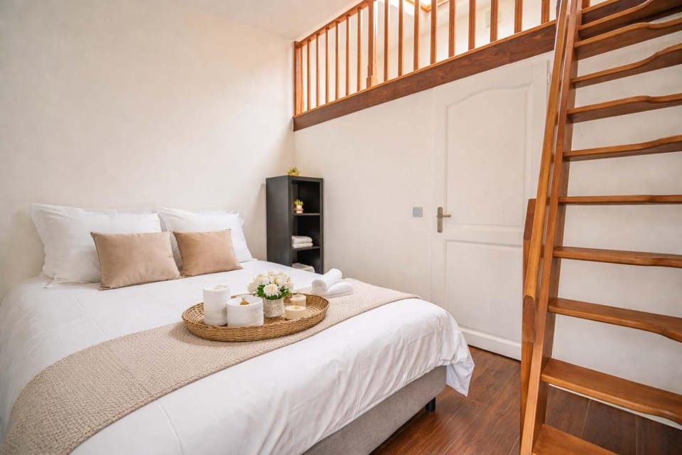 Bed, Photo of the whole room, Bedroom