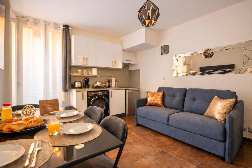 Kitchen or kitchenette, Living room, Seating area, Dining area, stove