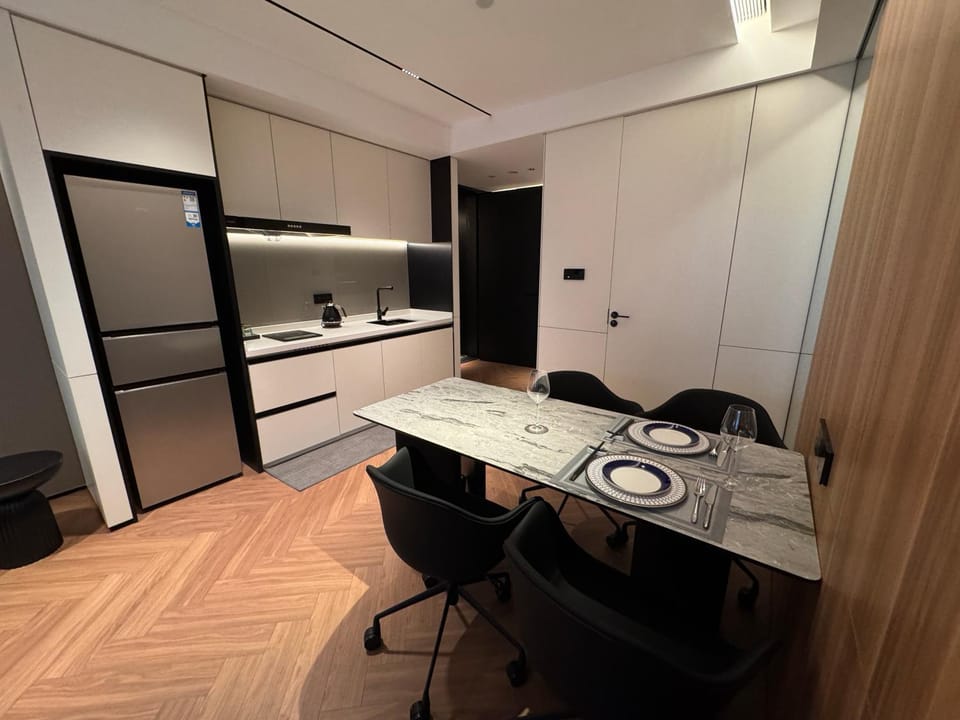 Kitchen or kitchenette, Dining area