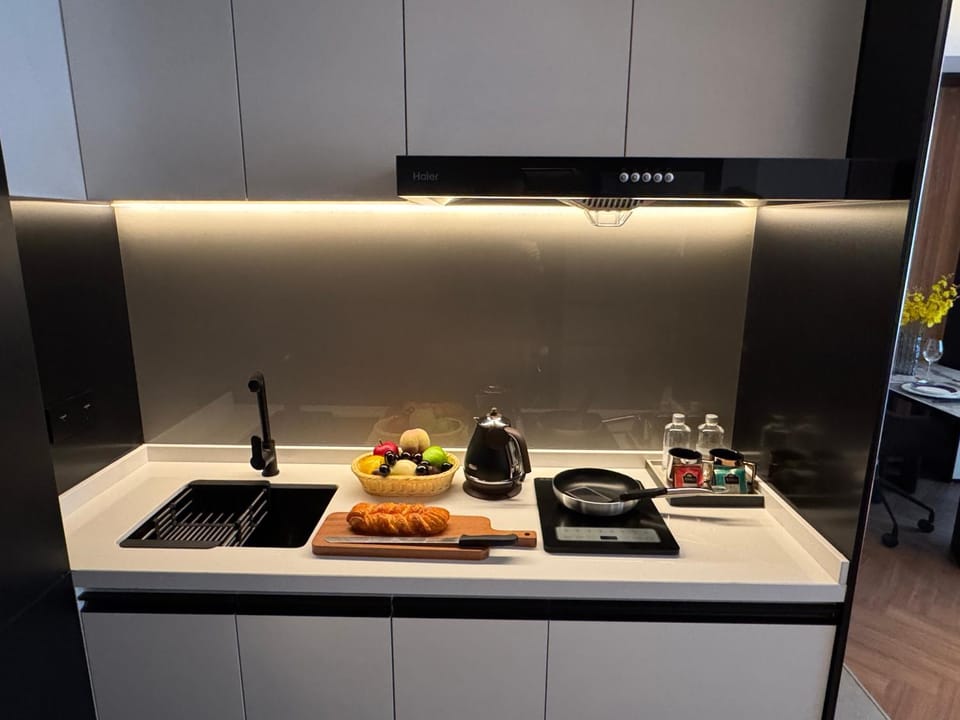 Kitchen or kitchenette, minibar, stove