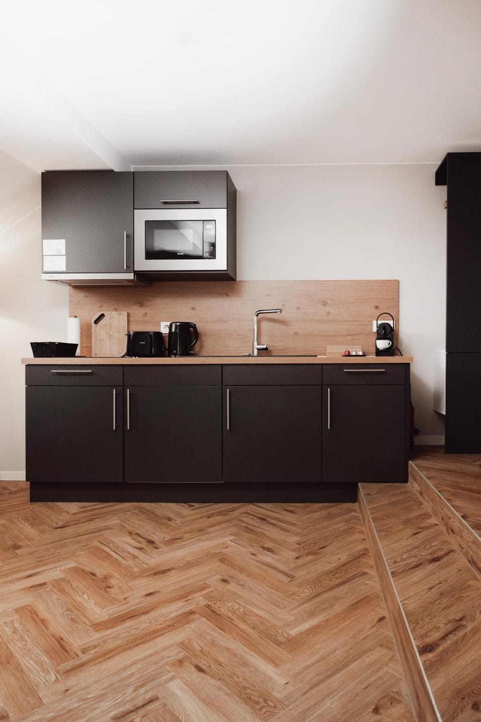 Coffee/tea facilities, Kitchen or kitchenette, microwave, stove, toaster, kitchen