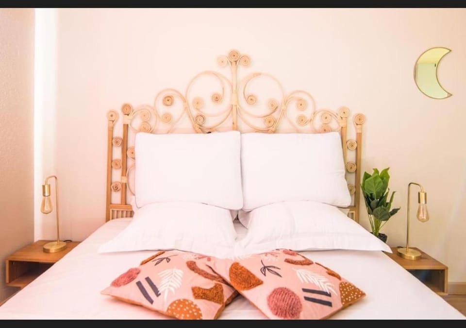 Bed, Photo of the whole room, Decorative detail, Bedroom