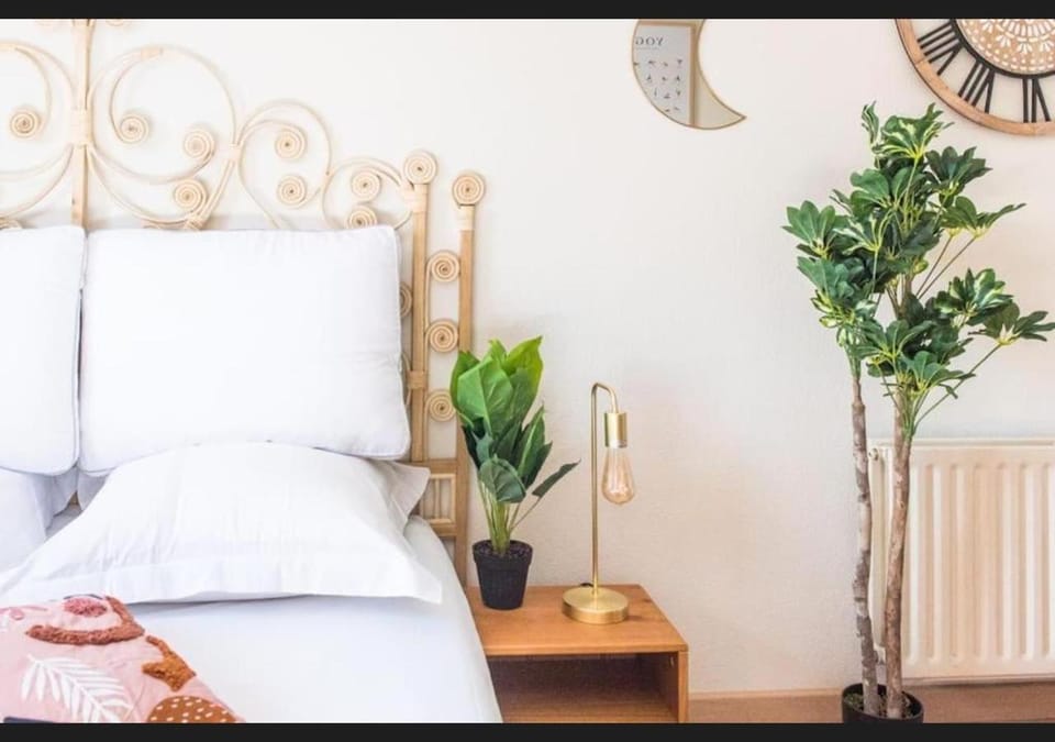 Bed, Photo of the whole room, Decorative detail, Bedroom